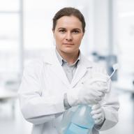 Specialista sanificazione con attrezzatura professionale in un ambiente interno luminoso